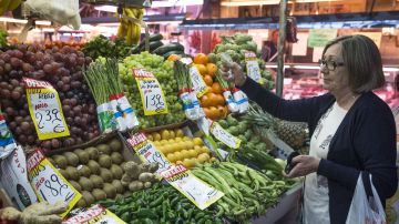 En la imagen, una mujer hace su compra en una frutería del mercado Maravilla en Madrid.
