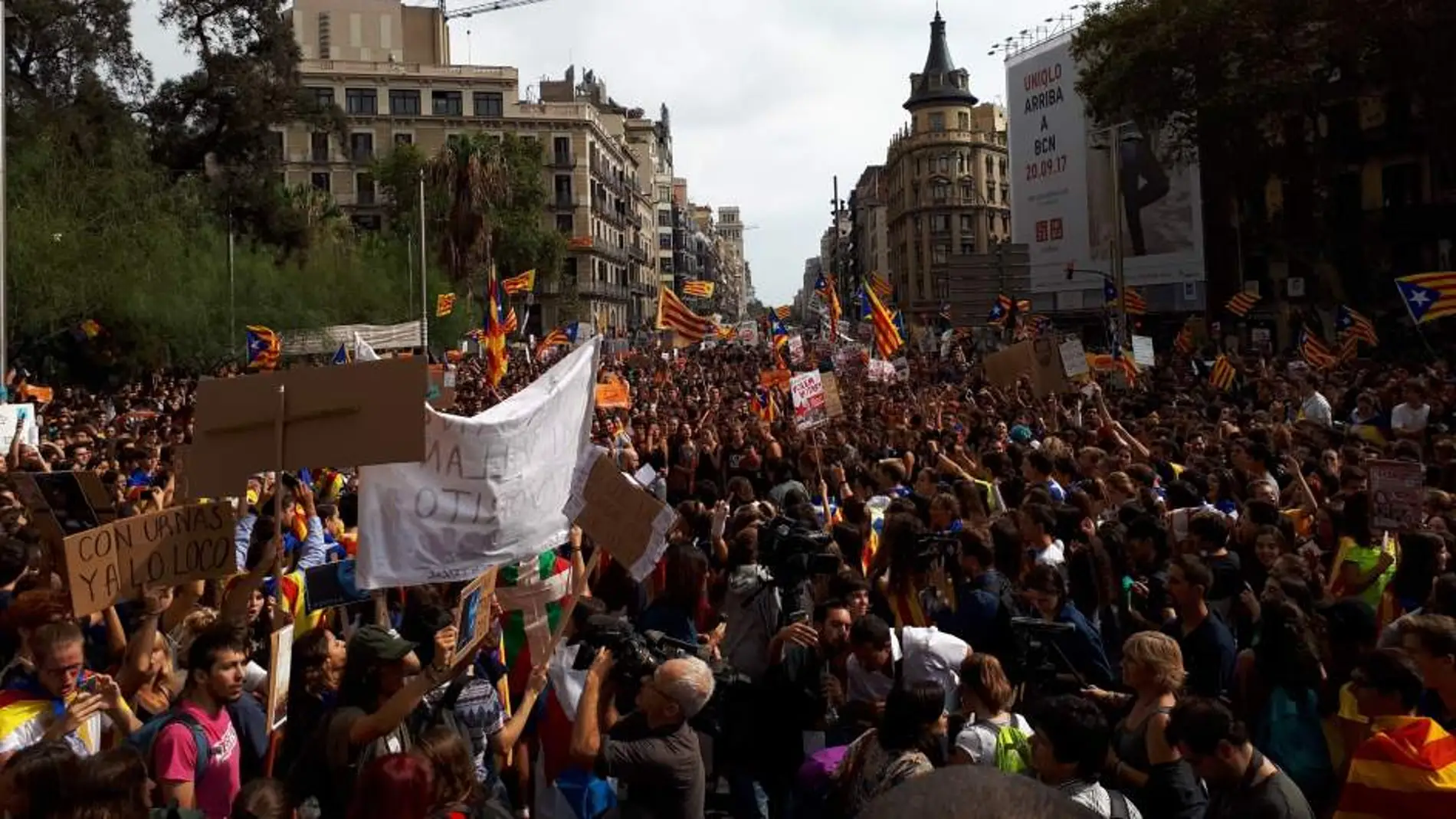 Los estudiantes se manifiestan a favor del referéndum del 1-O en Barcelona