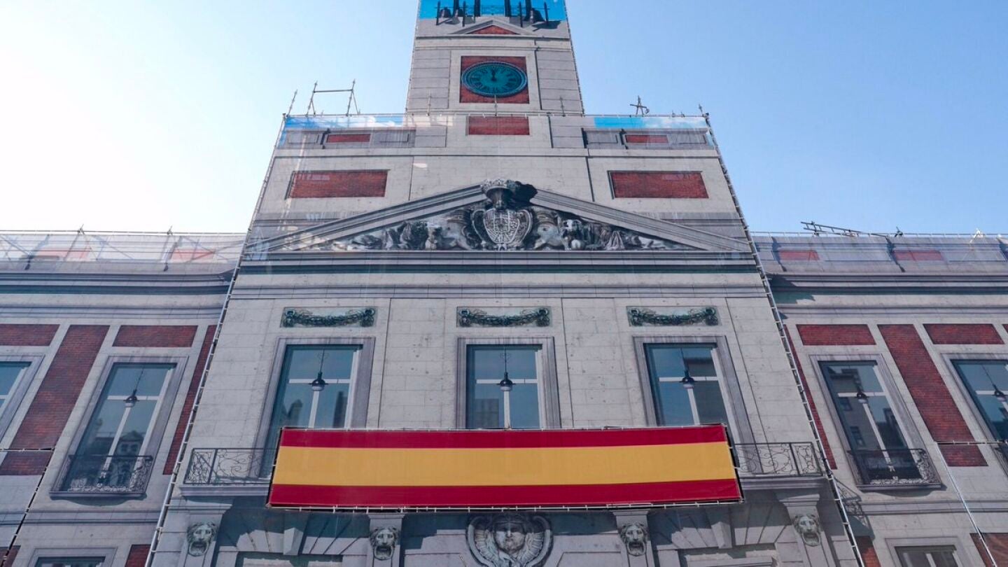 As&iacute; luce la fachada de la Real Casa de Correos en la Puerta del Sol