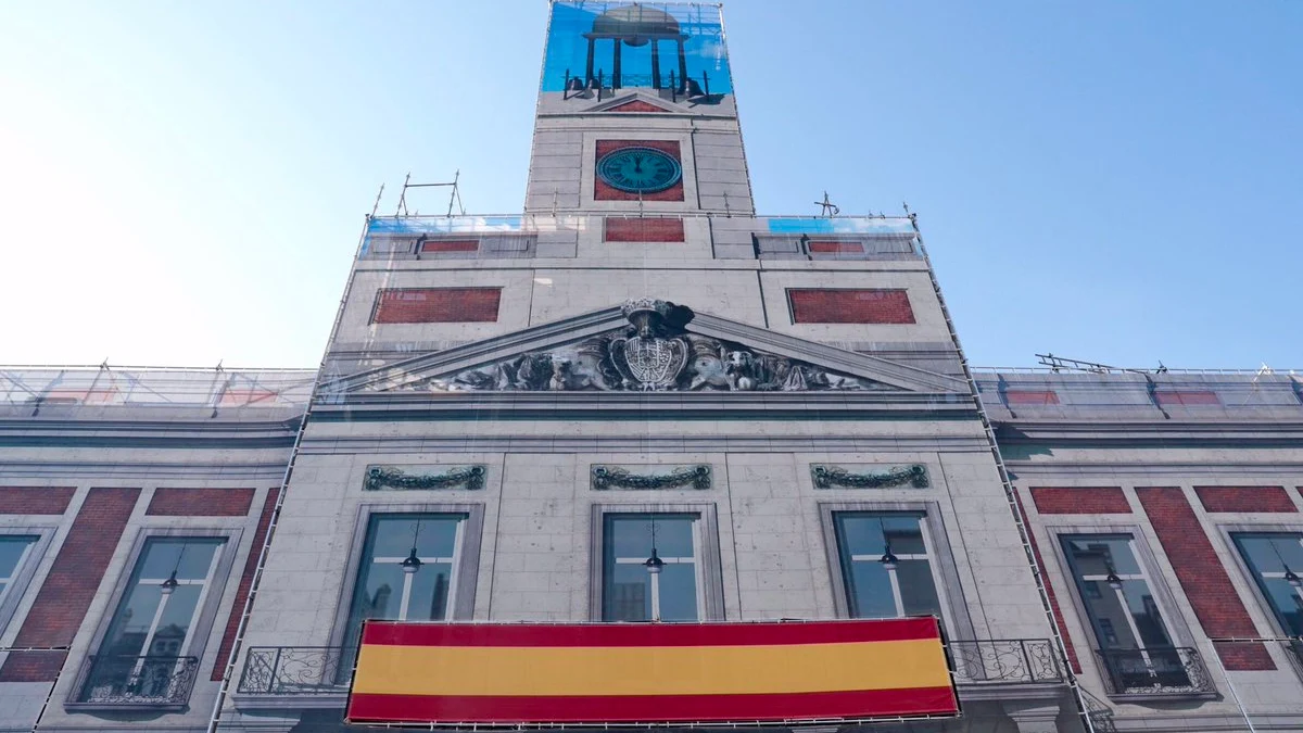 Así luce la fachada de la Real Casa de Correos en la Puerta del Sol