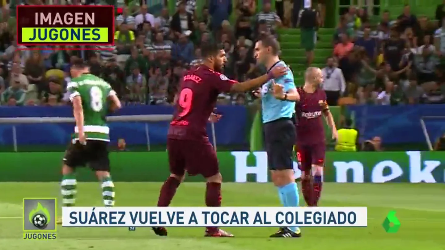 El enfado de Luis Suárez con el colegiado del Sporting - Barcelona El enfado de Luis Suárez con el colegiado del Sporting - Barcelona