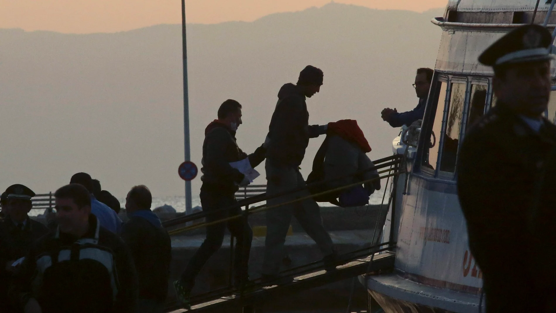 Inmigrantes recatados por una patrullera de Frontex