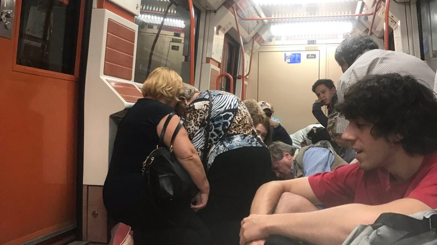 Los pasajeros se agachan dentro del vag&oacute;n de metro