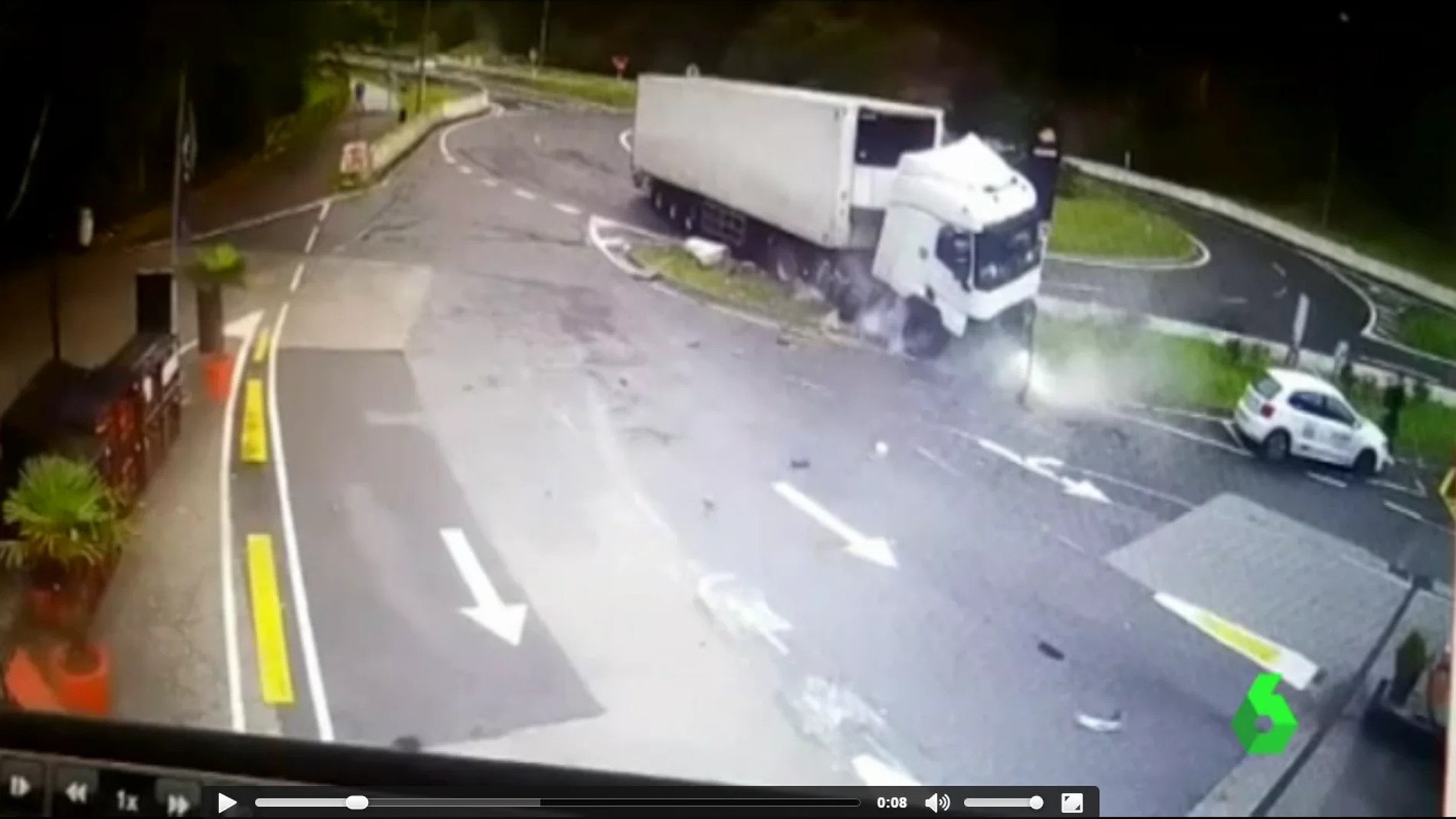 El peligroso accidente de un camión frigorífico frente a una gasolinera