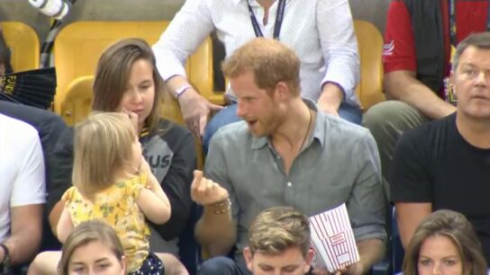 La divertida reacci&oacute;n del pr&iacute;ncipe Harry con una ni&ntilde;a que le estaba robando las palomitas