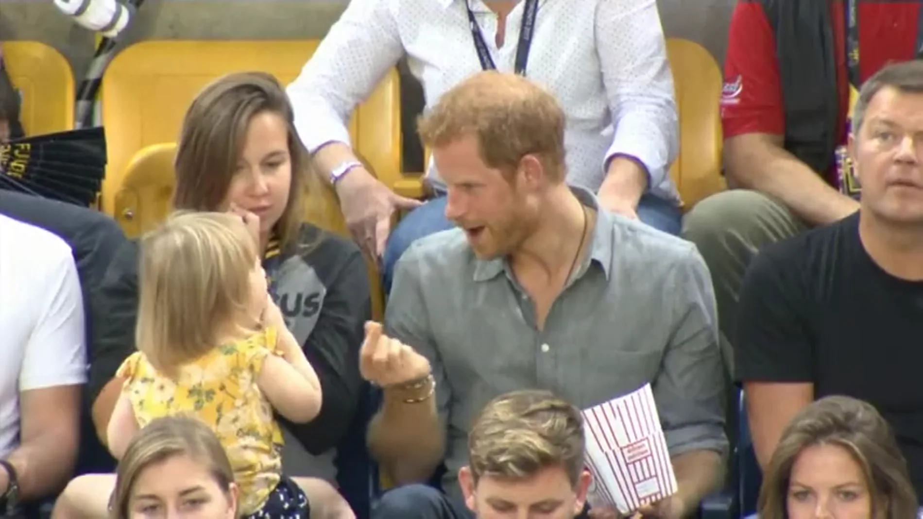 La divertida reacción del príncipe Harry con una niña que le estaba robando las palomitas