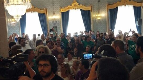 El momento en el que irrumpen en el Ayuntamiento de Alicante