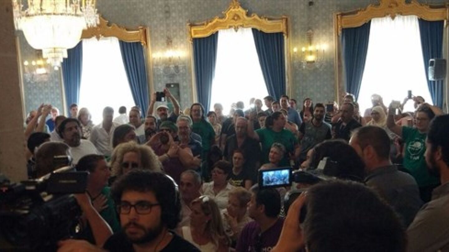 El momento en el que irrumpen en el Ayuntamiento de Alicante