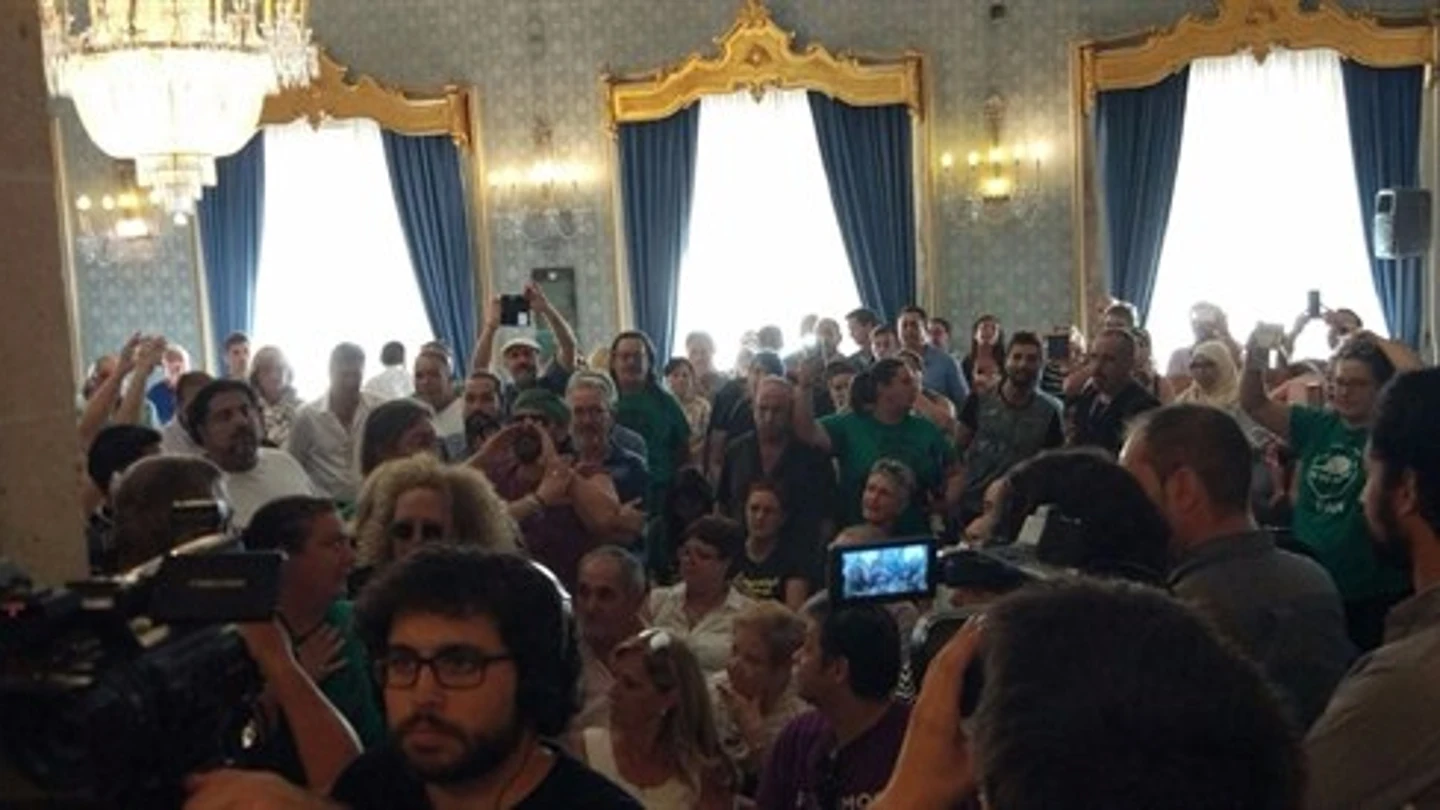 El momento en el que irrumpen en el Ayuntamiento de Alicante El momento en el que irrumpen en el Ayuntamiento de Alicante