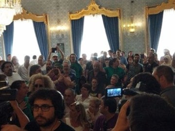 El momento en el que irrumpen en el Ayuntamiento de Alicante El momento en el que irrumpen en el Ayuntamiento de Alicante