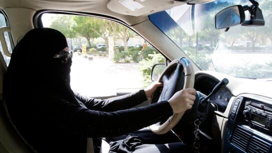 Una mujer de Arabia Saud&iacute; conduciendo