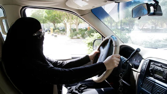 Una mujer de Arabia Saudí conduciendo Una mujer de Arabia Saudí conduciendo
