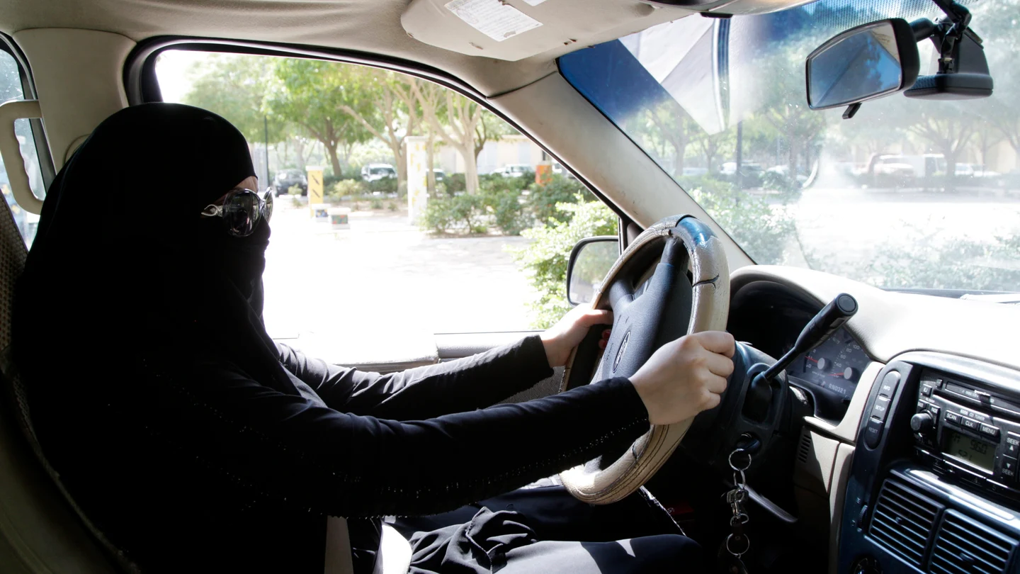 Una mujer de Arabia Saudí conduciendo Una mujer de Arabia Saudí conduciendo