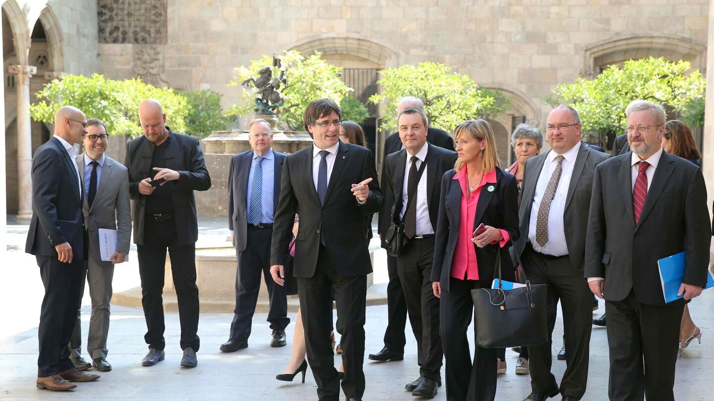 El presidente de la Generalitat, Carles Puigdemont (c), acompa&ntilde;ado por el conseller de Asuntos Exteriores, Ra&uuml;l Romeva (i) y del director general del Diplocat, Albert Royo (2i)