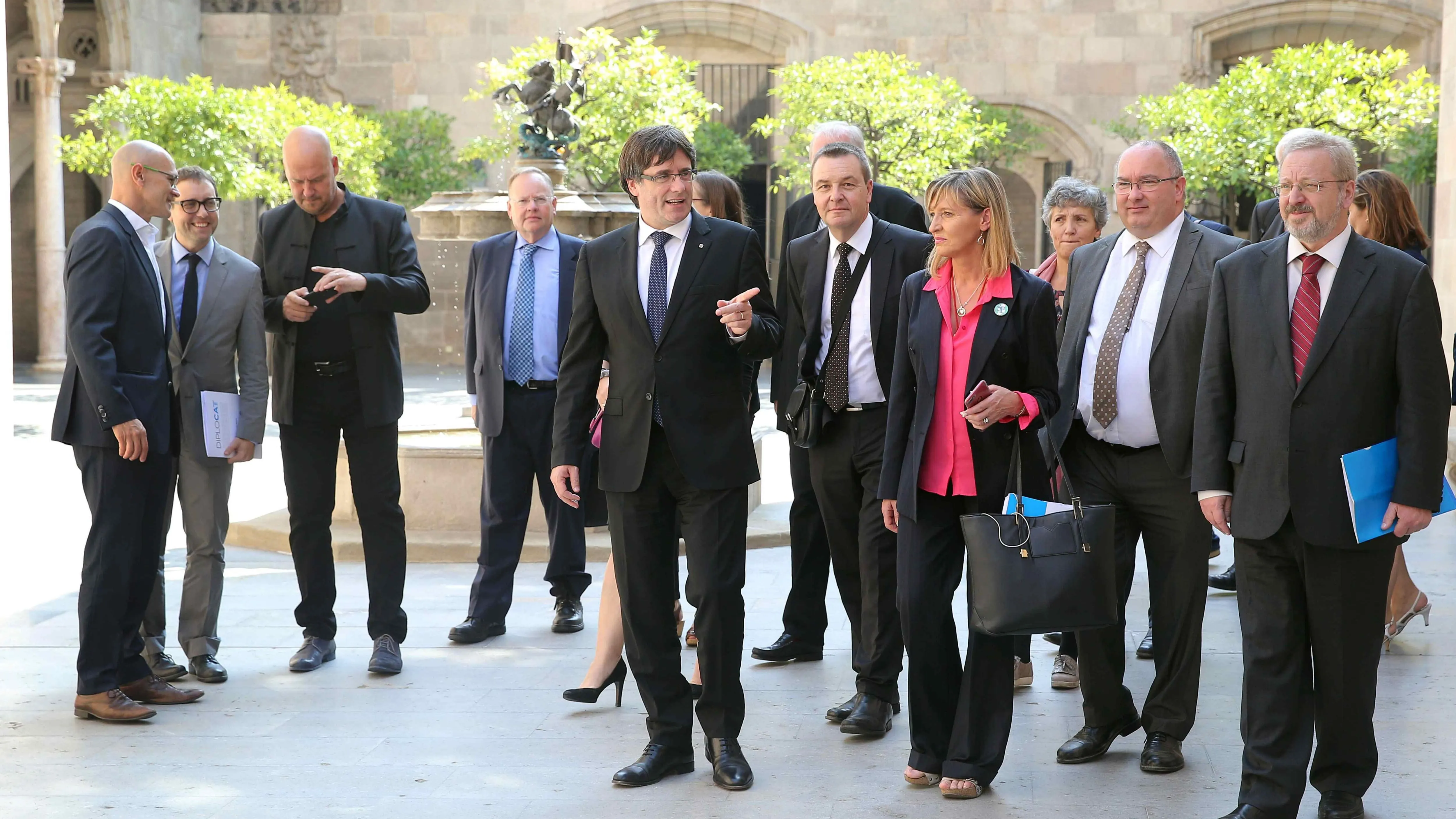 El presidente de la Generalitat, Carles Puigdemont (c), acompañado por el conseller de Asuntos Exteriores, Raül Romeva (i) y del director general del Diplocat, Albert Royo (2i)