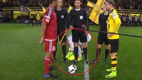 La rara manía del portero del Dortmund La rara manía del portero del Dortmund