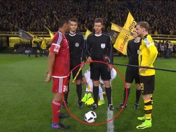 La rara manía del portero del Dortmund La rara manía del portero del Dortmund