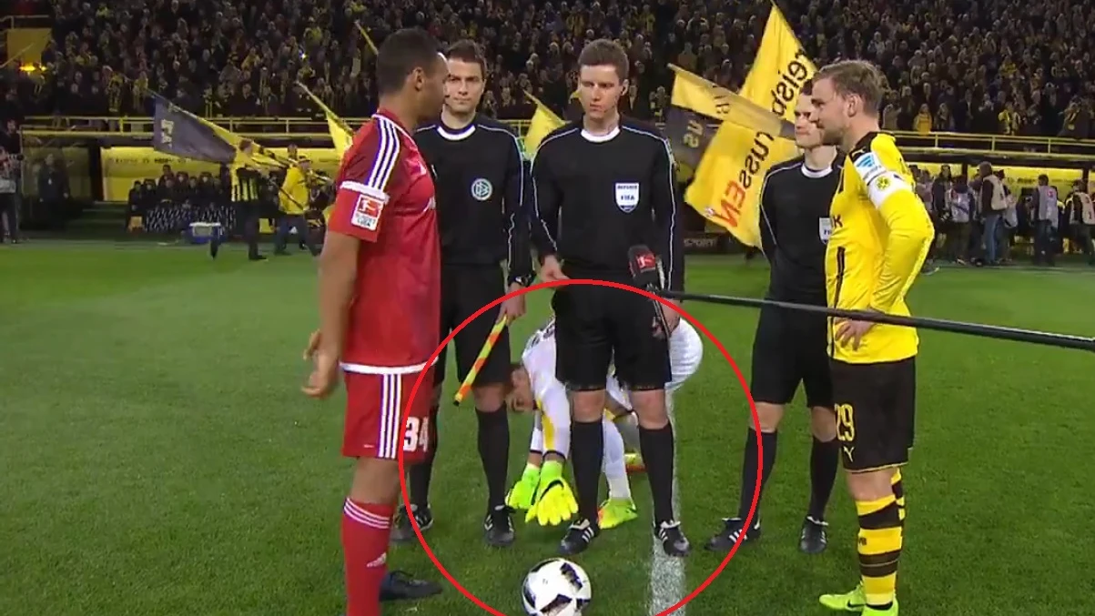 La rara manía del portero del Dortmund La rara manía del portero del Dortmund