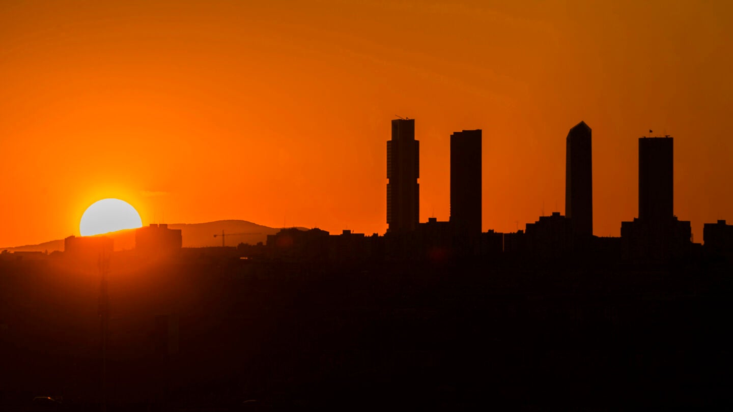 Puesta de sol tras las emblem&aacute;ticas Cuatro Torres del Paseo de la Castellana de Madrid