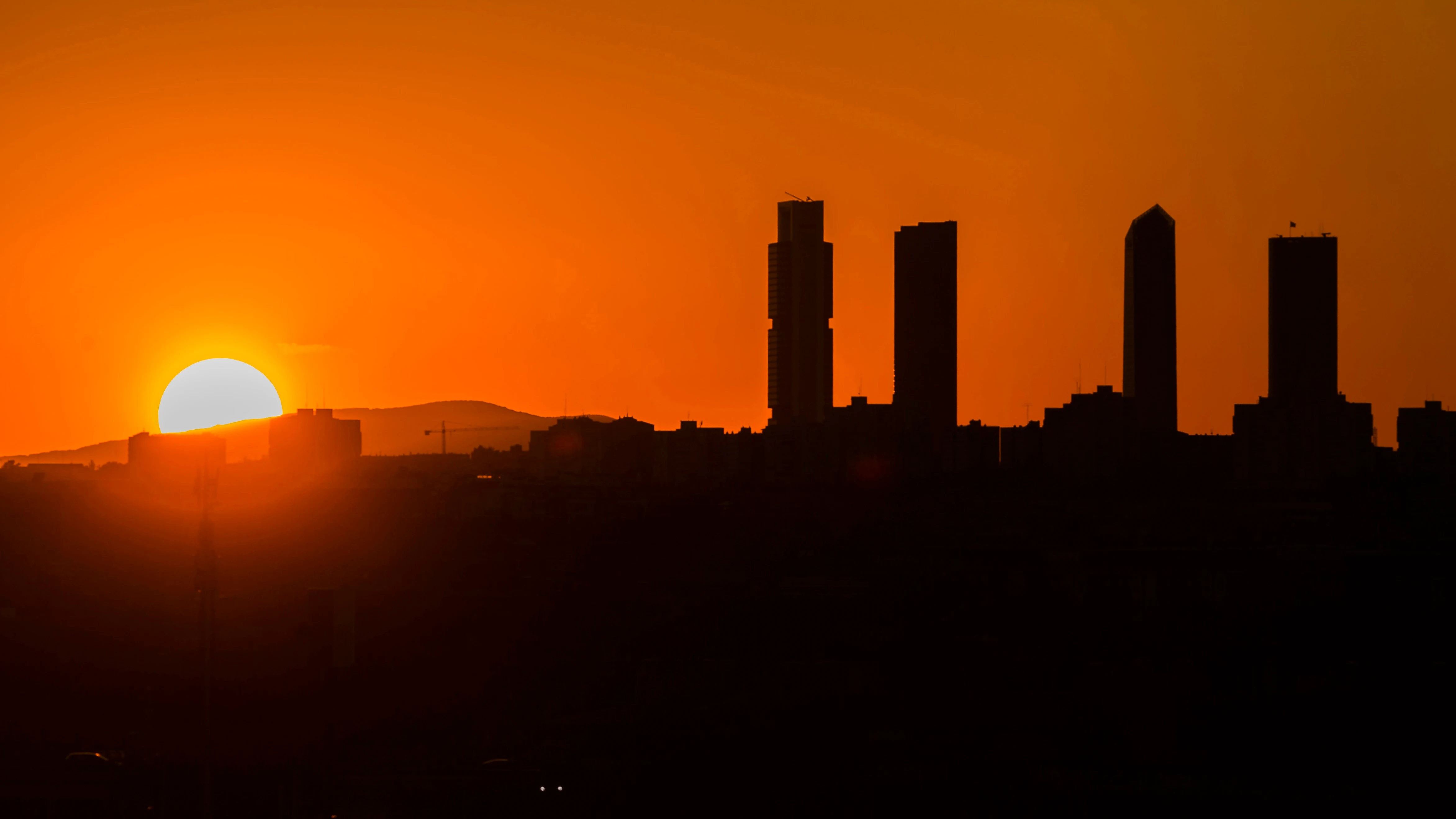 Puesta de sol tras las emblemáticas Cuatro Torres del Paseo de la Castellana de Madrid