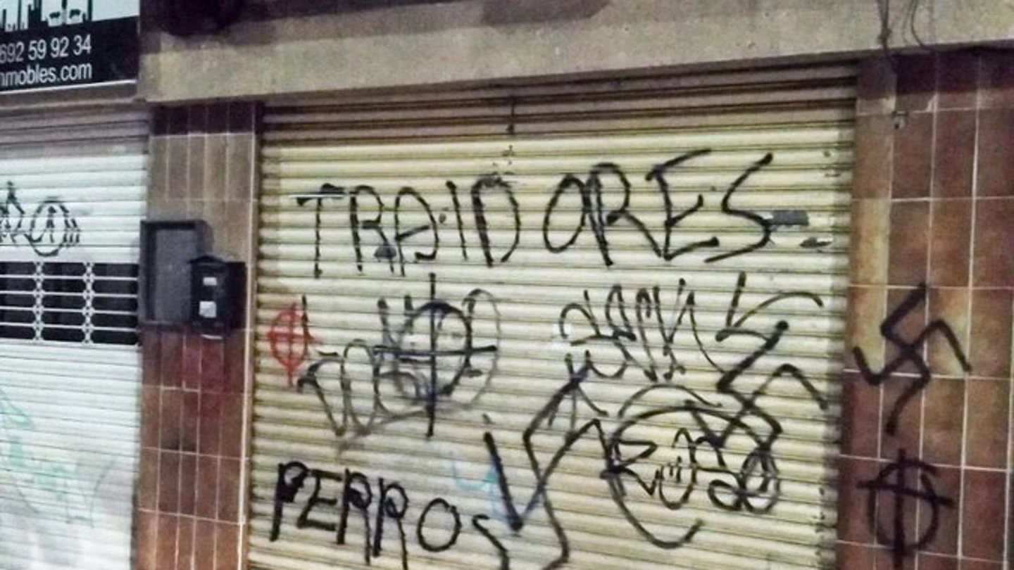 Pintadas en la fachada de la sede de ERC en Sabadell Pintadas en la fachada de la sede de ERC en Sabadell