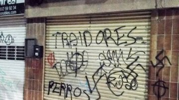 Pintadas en la fachada de la sede de ERC en Sabadell