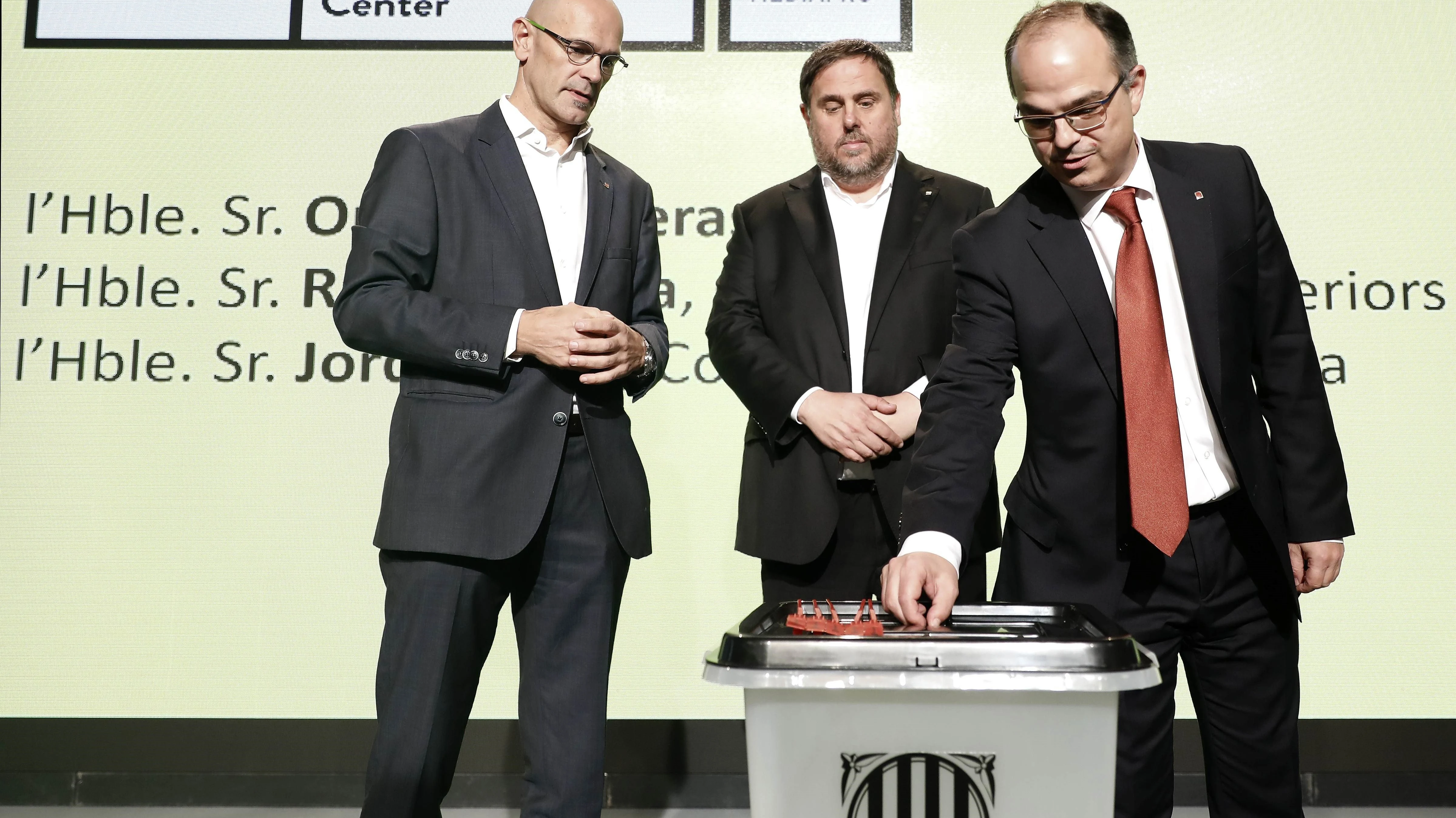 Oriol Junqueras, Jordi Turull , y Raül Romeva durante la rueda de prensa 