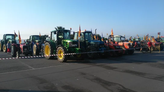 Los tractores antes de comenzar su marcha Los tractores antes de comenzar su marcha