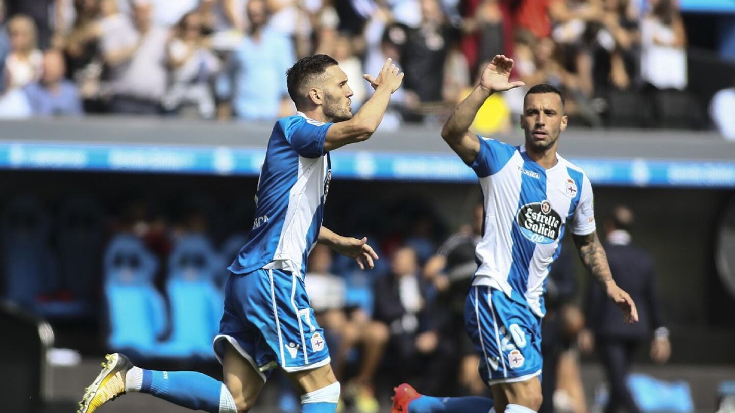Lucas P&eacute;rez celebra uno de los goles del Deportivo