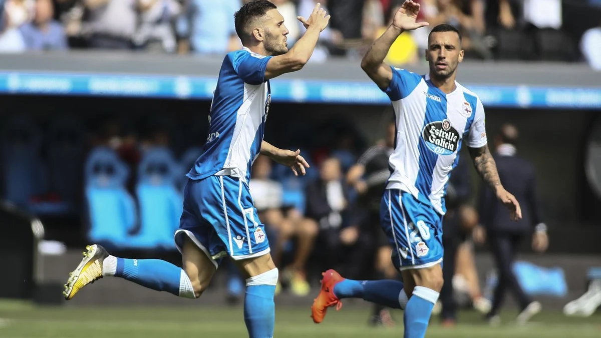 Lucas Pérez celebra uno de los goles del Deportivo