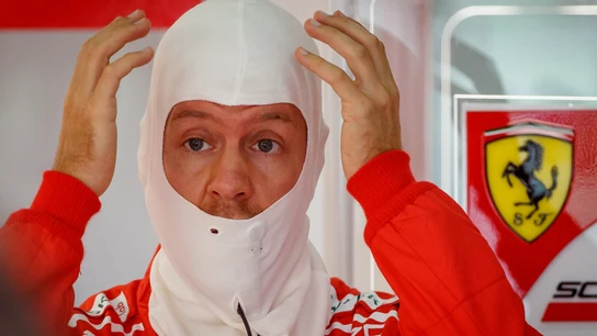 Sebastian Vettel se lleva las manos a la cabeza Sebastian Vettel se lleva las manos a la cabeza