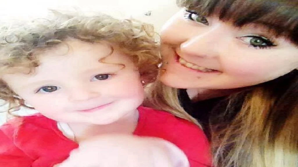 Kimmi Foster junto a su hija de cuatro años Kimmi Foster junto a su hija de cuatro años