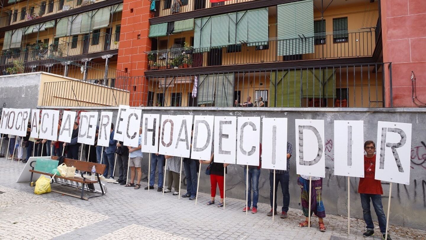 Participantes en el acto "Madrid abraza a Catalu&ntilde;a" convocado por la plataforma 'Madrile&ntilde;os por el derecho a decidir', con motivo del refer&eacute;ndum independentista del 1-O.