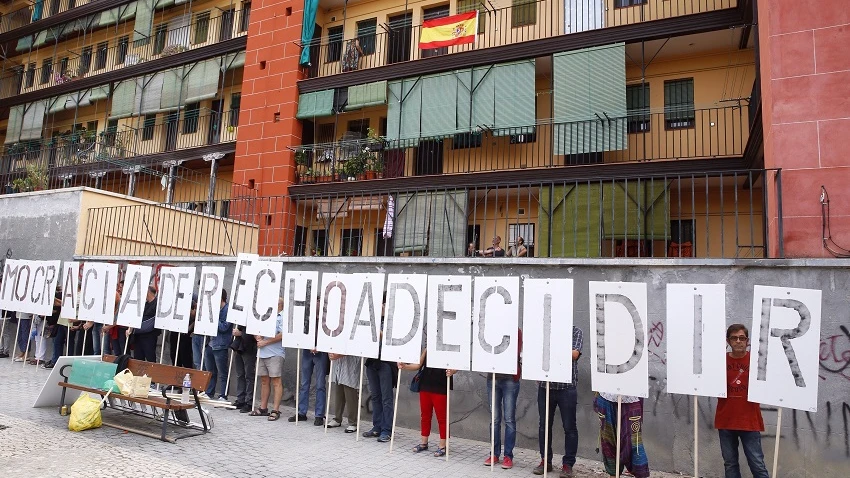 Participantes en el acto "Madrid abraza a Cataluña" convocado por la plataforma 'Madrileños por el derecho a decidir', con motivo del referéndum independentista del 1-O.