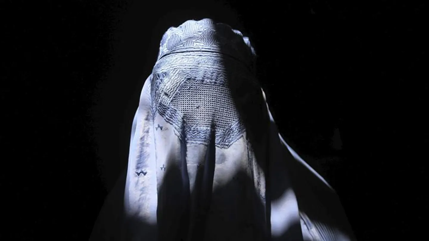 Una mujer vestida con un burka. Una mujer vestida con un burka.