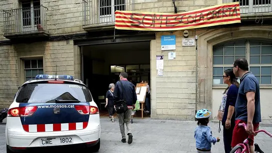 Un vehiculo de los Mossos d'Esquadra a la entrada del colegio público Cervantes Un vehiculo de los Mossos d'Esquadra a la entrada del colegio público Cervantes