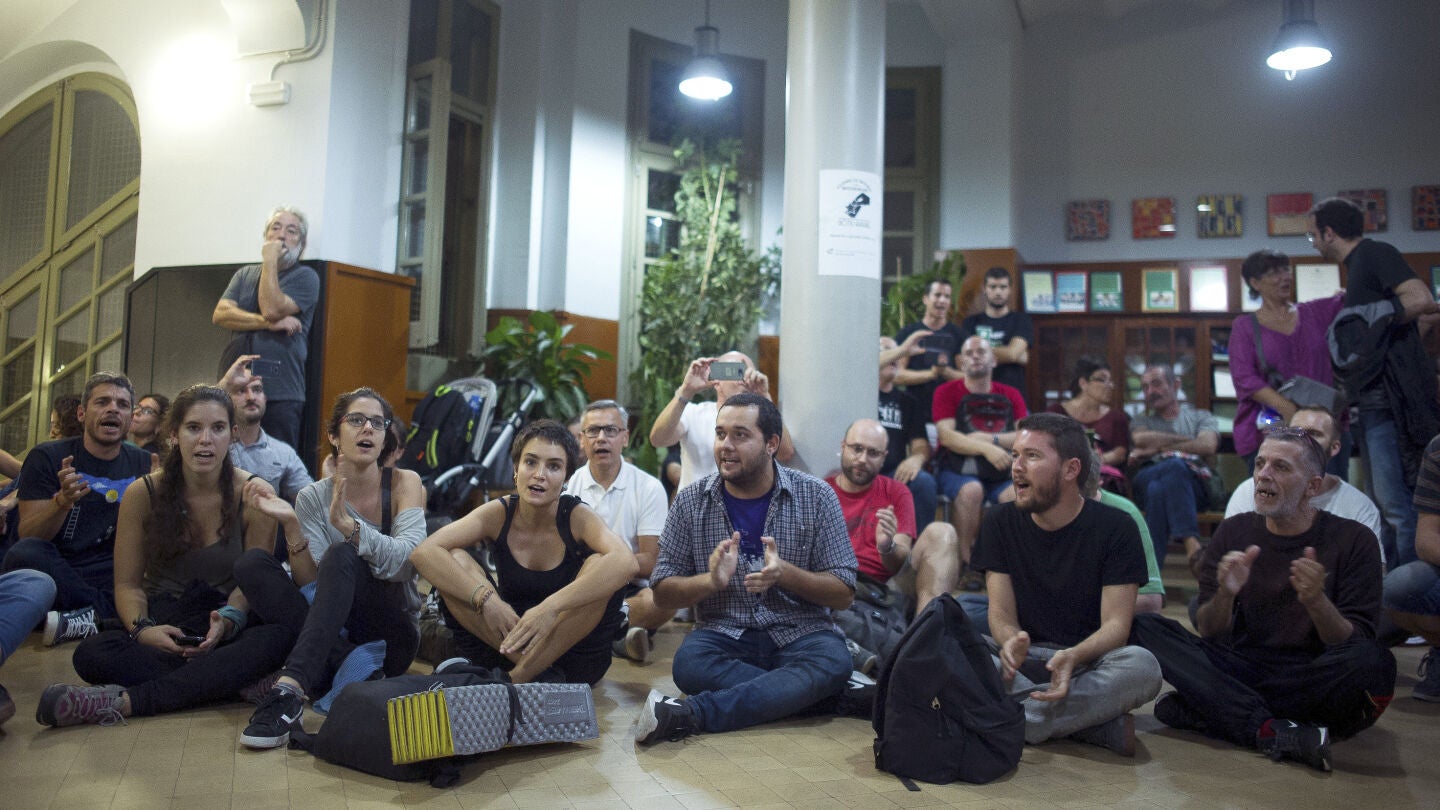 Diversas personas permanecen en el interior del IES Tarradell 