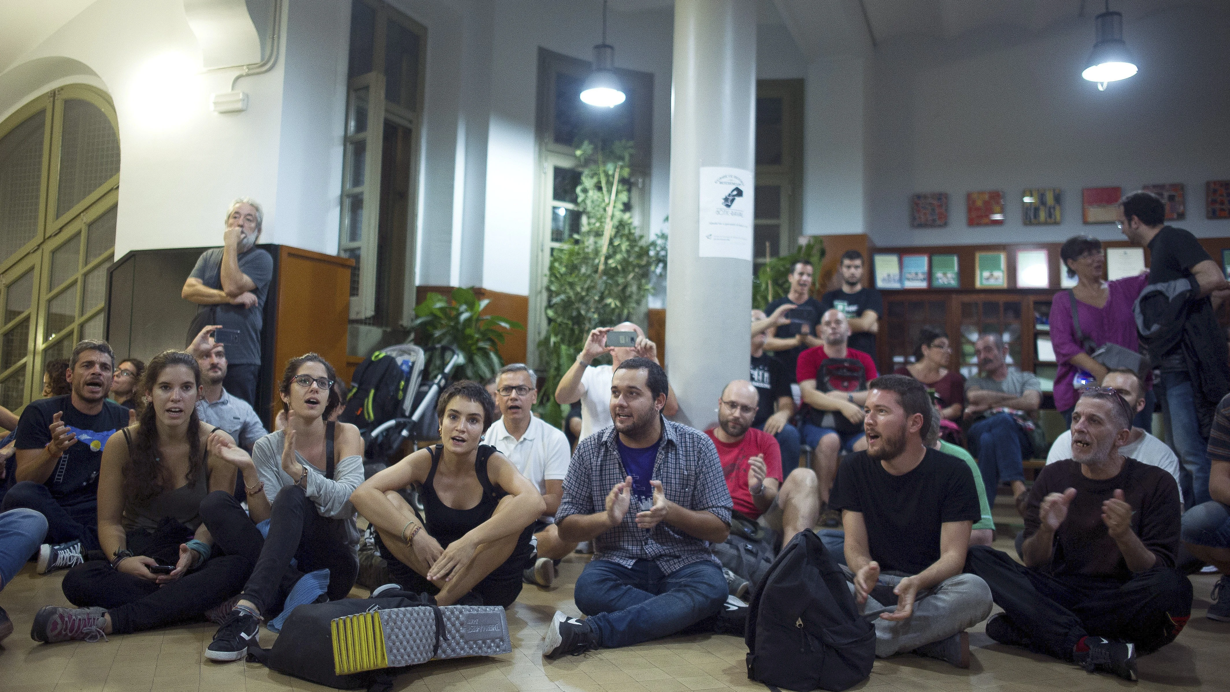 Diversas personas permanecen en el interior del IES Tarradell 