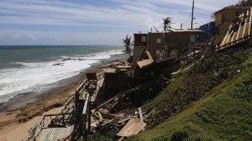 Vista de los destrozos en una vivienda ocasionados por el paso del huracán María