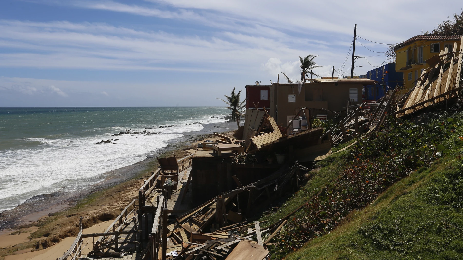 Vista de los destrozos en una vivienda ocasionados por el paso del huracán María