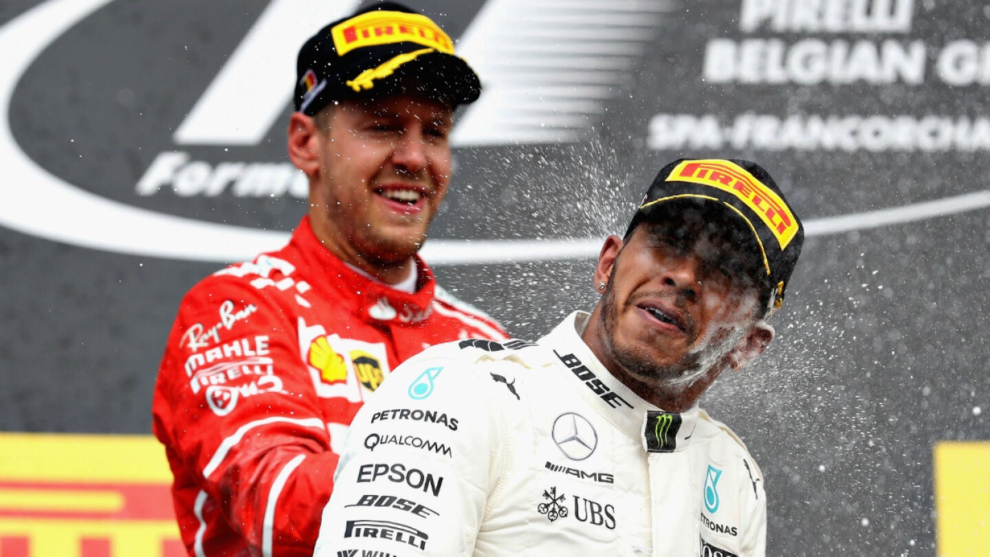 Vettel chorrea champ&aacute;n a Hamilton en una celebraci&oacute;n