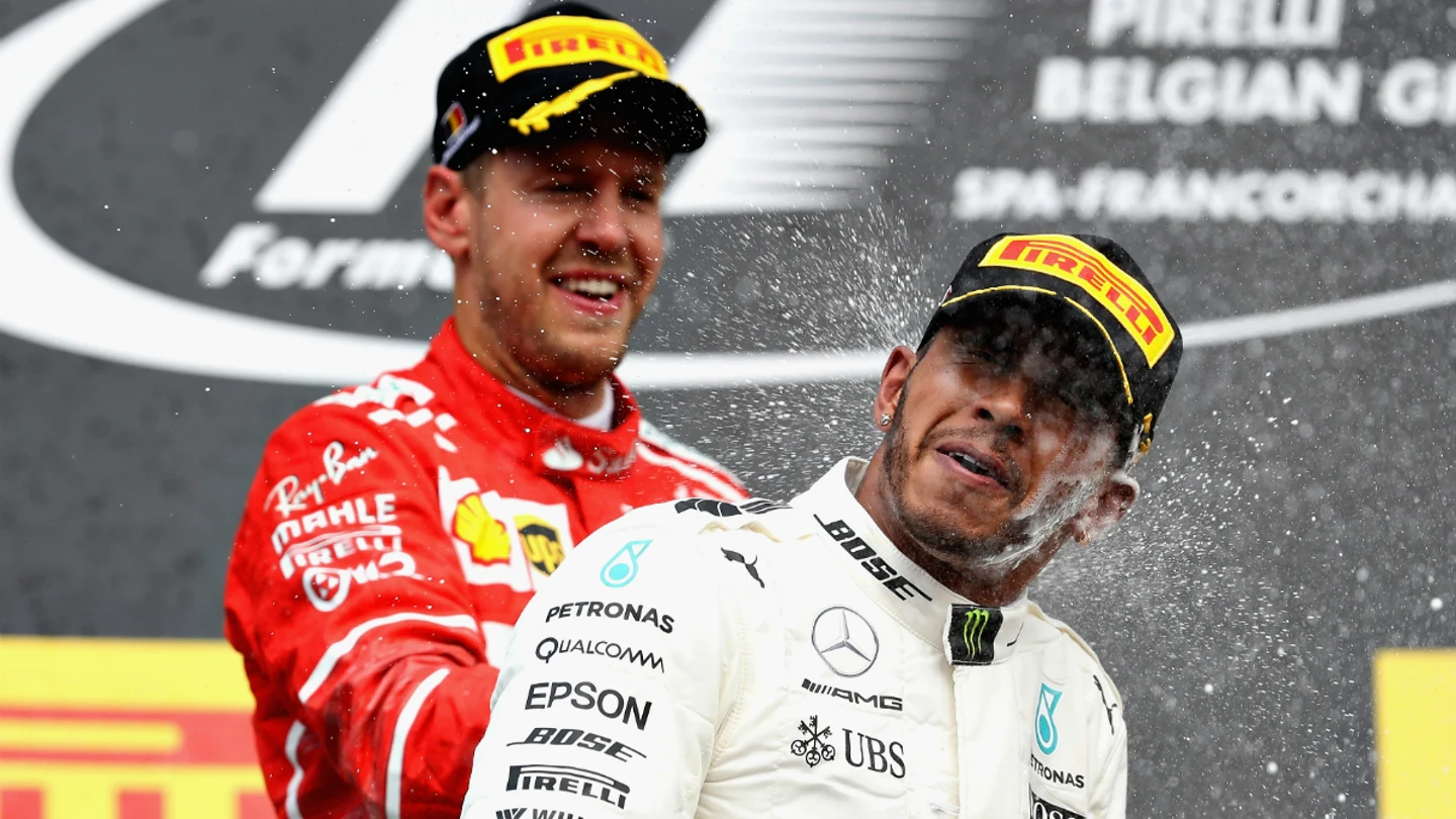 Vettel chorrea de champán a Hamilton en una celebración Vettel chorrea champán a Hamilton en una celebración
