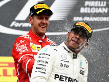 Vettel chorrea de champán a Hamilton en una celebración Vettel chorrea de champán a Hamilton en una celebración