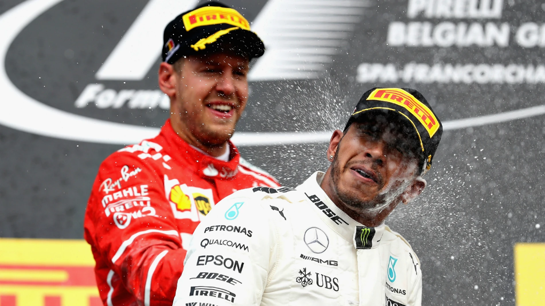 Vettel chorrea de champán a Hamilton en una celebración