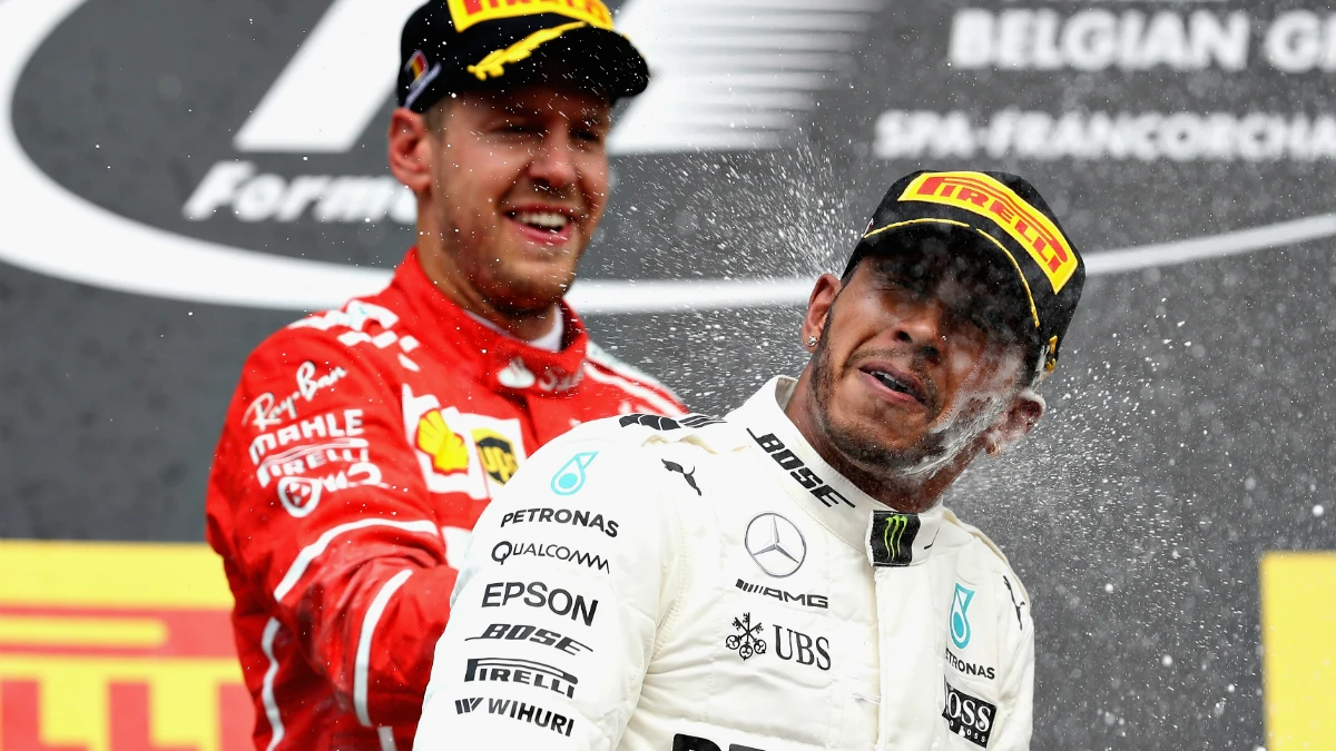 Vettel chorrea de champán a Hamilton en una celebración Vettel chorrea champán a Hamilton en una celebración