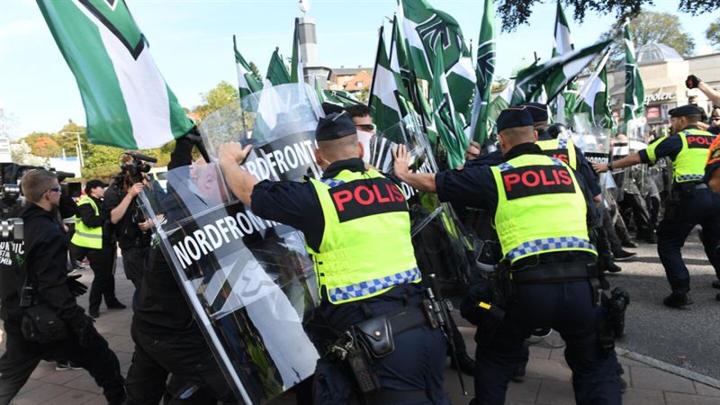 Enfrentamientos entre la polic&iacute;a y los manifestantes