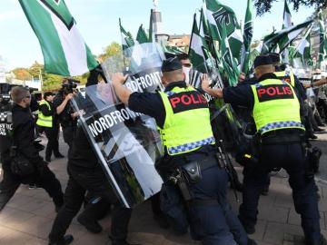 Enfrentamientos entre la policía y los manifestantes Enfrentamientos entre la policía y los manifestantes
