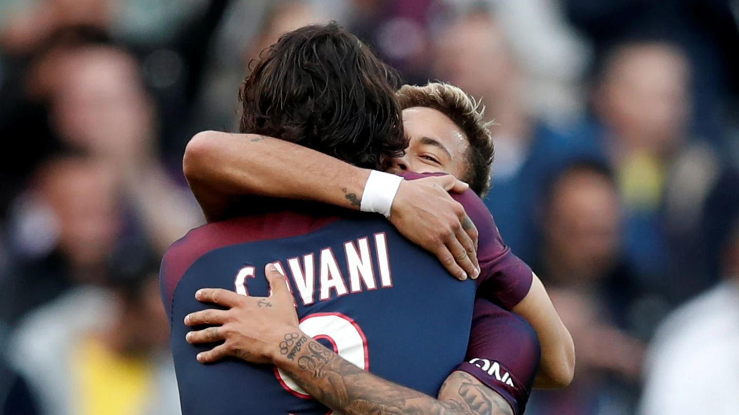 Neymar y Cavani se funden en un abrazo Neymar y Cavani se funden en un abrazo