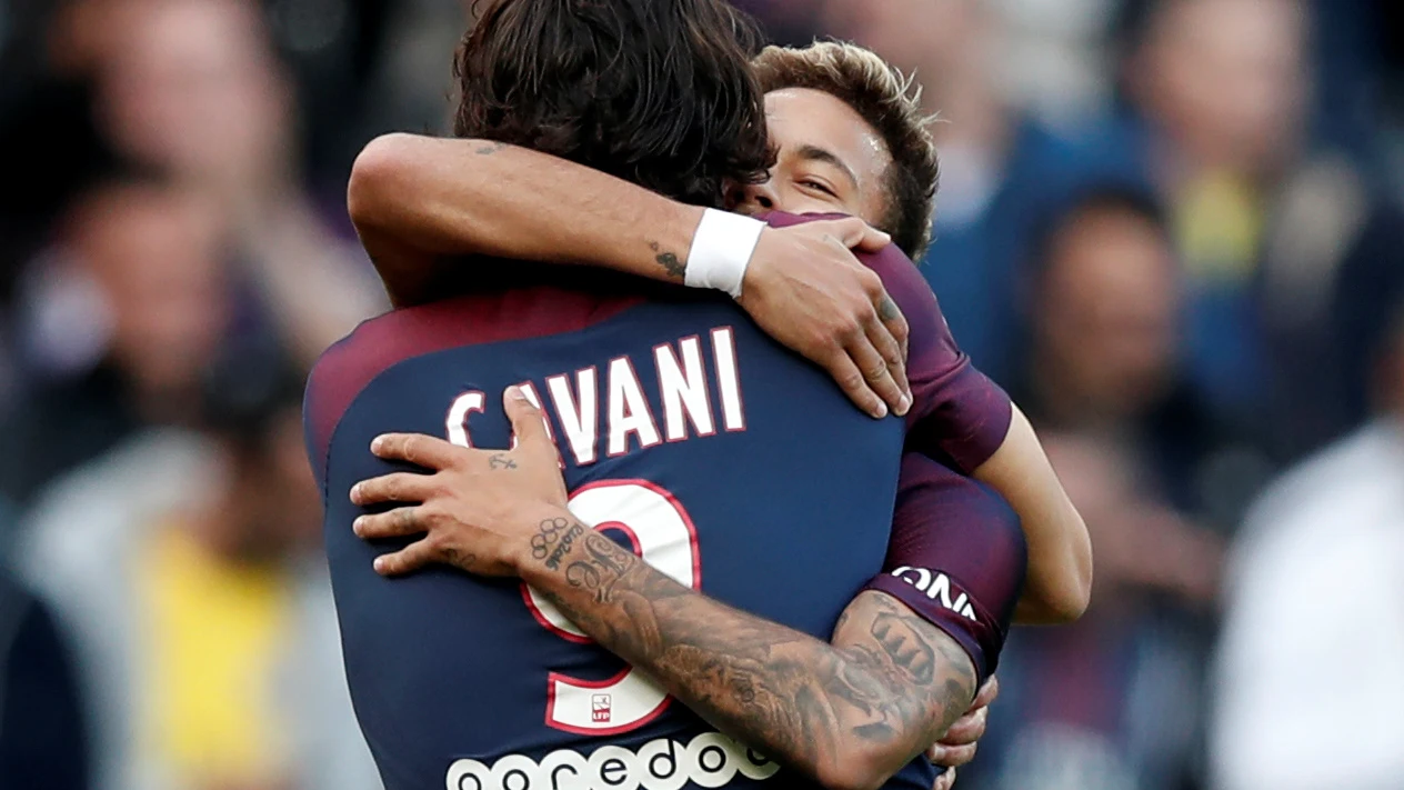 Neymar y Cavani se funden en un abrazo