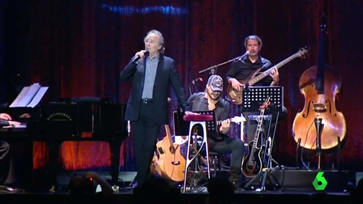 Joan Manuel Serrat durante uno de sus conciertos Joan Manuel Serrat durante uno de sus conciertos